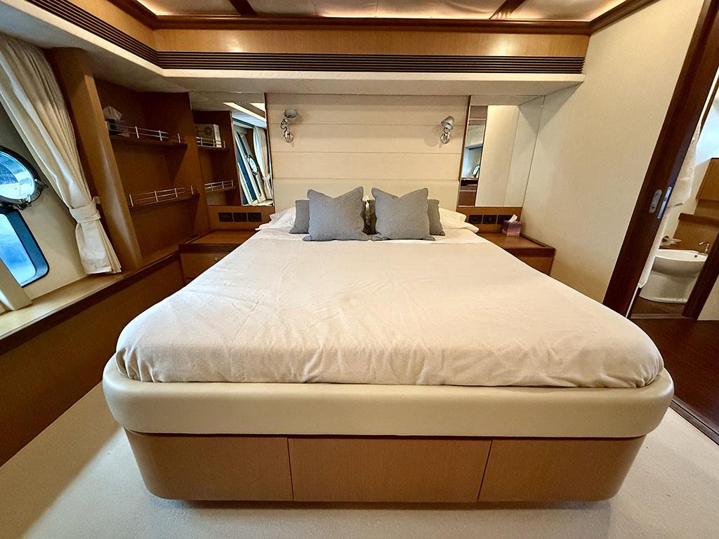 2005 FERRETTI YACHTS 731 